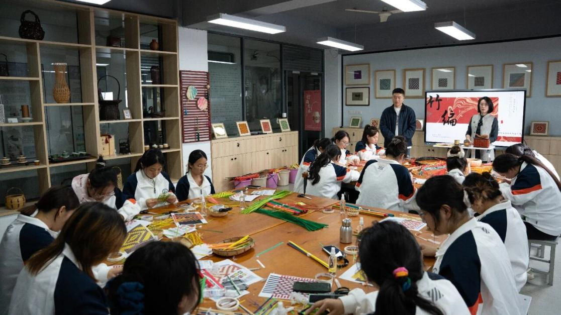 为非遗“添彩”，为青春“赋能”：江苏建院的文化育人新实践